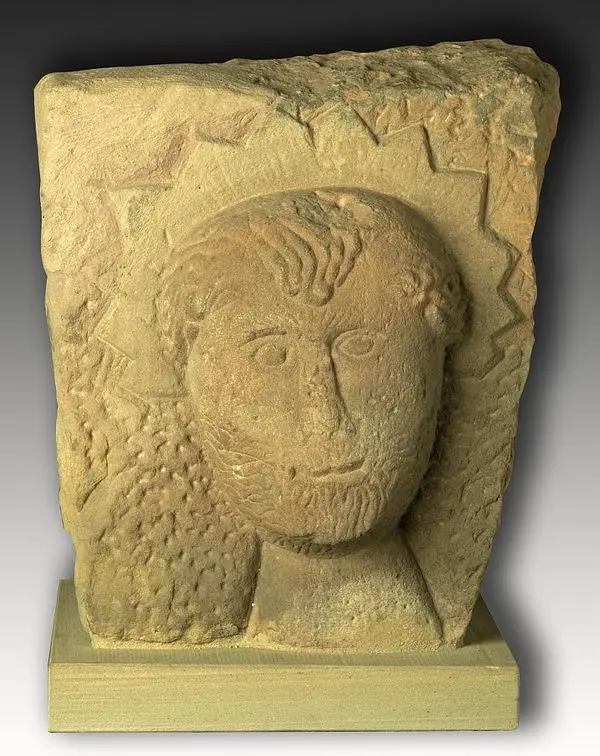 Bärtiger Kopf mit Strahlenumkränzung (Aureola), um 800 n. Chr. (geschätzt)
(Foto Stadtarchiv Heilbronn)