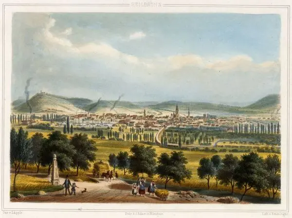 Ansicht der Stadt von Westen. Kolorierte Lithographie um 1855 von Johannes Läpple (Stadtarchiv Heilbronn E005-956).
Die Ausdehnung der bis zu Beginn des 19. Jahrhunderts ummauerten Stadt, lässt sich an den Befestigungstürmen erkennen. Im Norden der Bollwerksturm (über dem Erntewagen und dem Hafen), im Süden der Götzenturm (rechts von den Kirchtürmen).